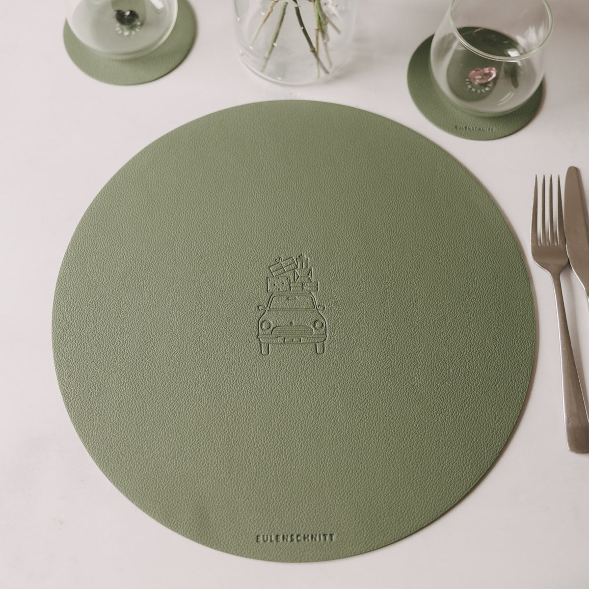 Rundes salbeigrünes Platzset mit Weihnachtsauto-Prägung und passenden Untersetzern