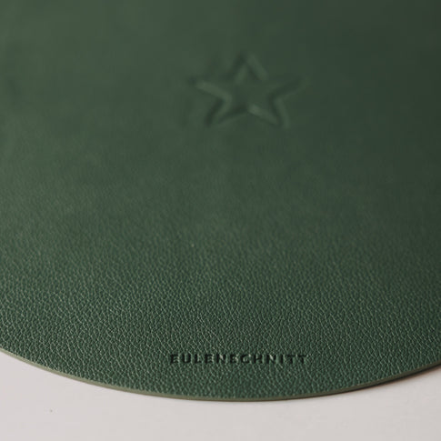 Dunkelgrünes rundes Platzset in Lederoptik mit Sternprägung und Eulenschnitt-Logo