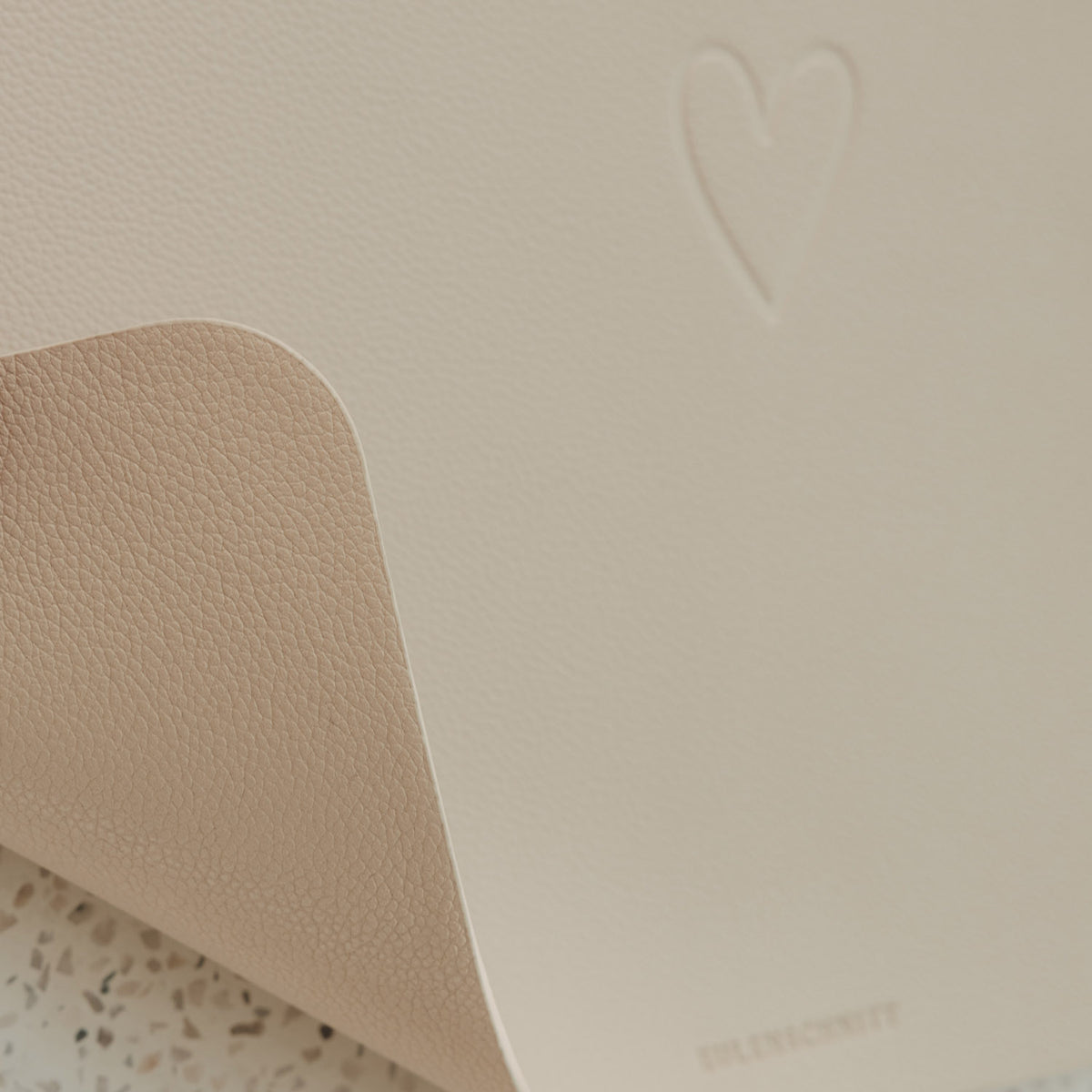 Wendbares Platzset in Creme und Beige mit Lederoptik, Herzprägung und abgerundeten Ecken