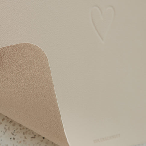 Wendbares Platzset in Creme und Beige mit Lederoptik, Herzprägung und abgerundeten Ecken