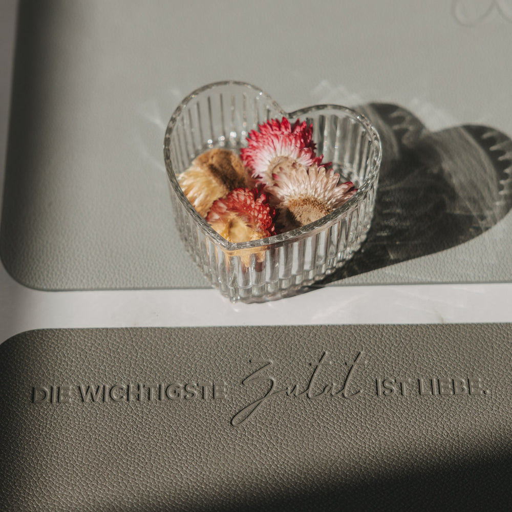 Hellgraues und dunkelgraues Platzset mit Herzschale und geprägtem Spruch