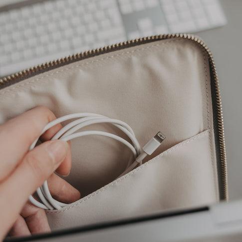 Innenfach des grauen Laptop Sleeves von Eulenschnitt mit Ladekabel im Stofffach