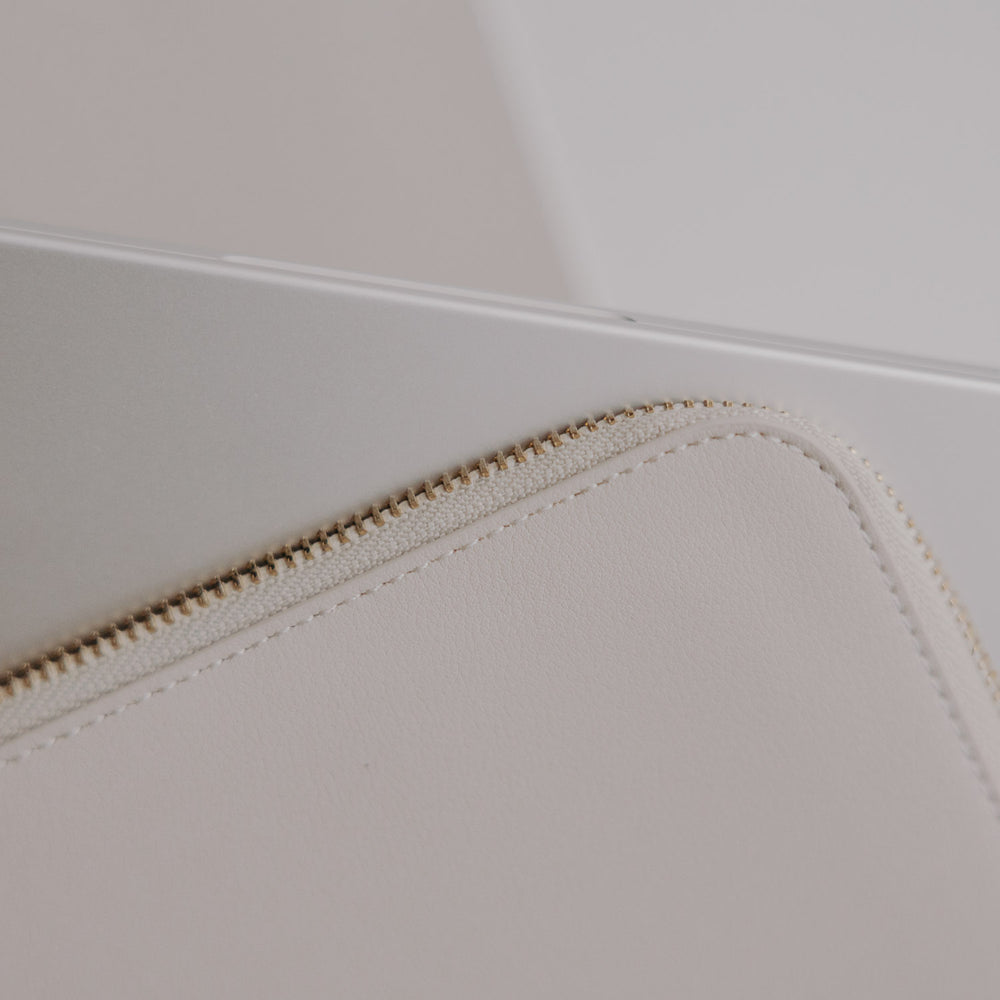 Detailansicht Laptophülle Taupe mit Laptop und goldfarbenem Reißverschluss