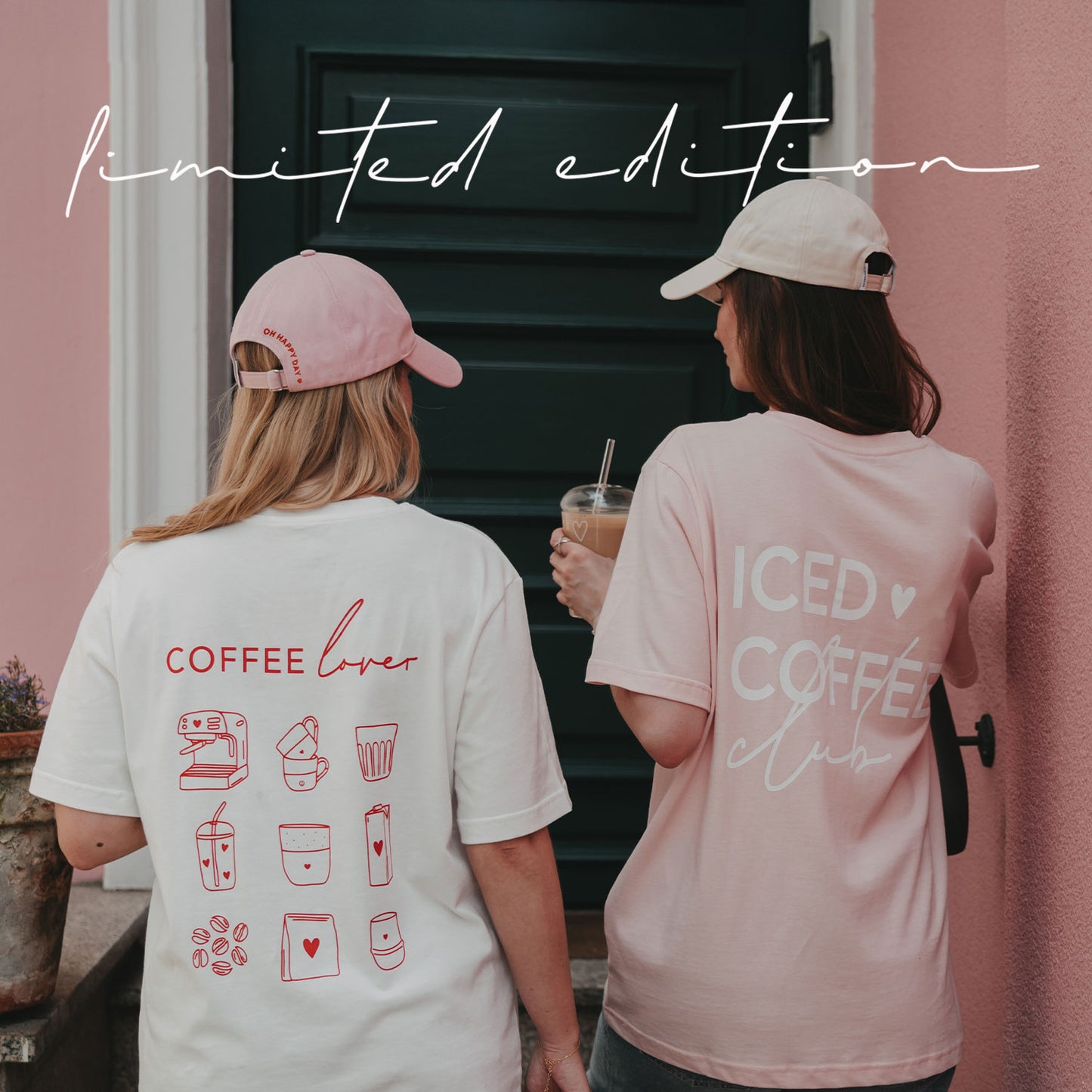 Zwei Frauen von hinten in weißen und rosa Coffee Lover T-Shirts mit passenden Caps