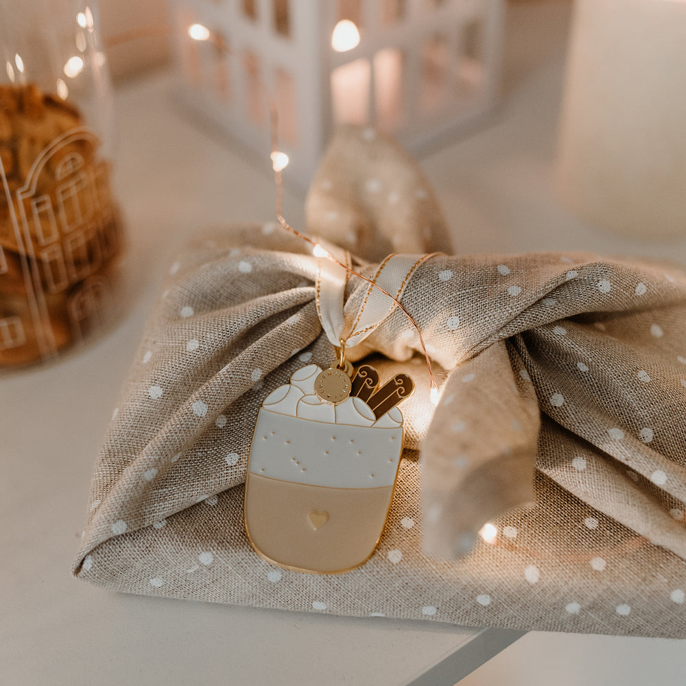 Baumschmuck Becher an Geschenk gebunden | Eulenschnitt 