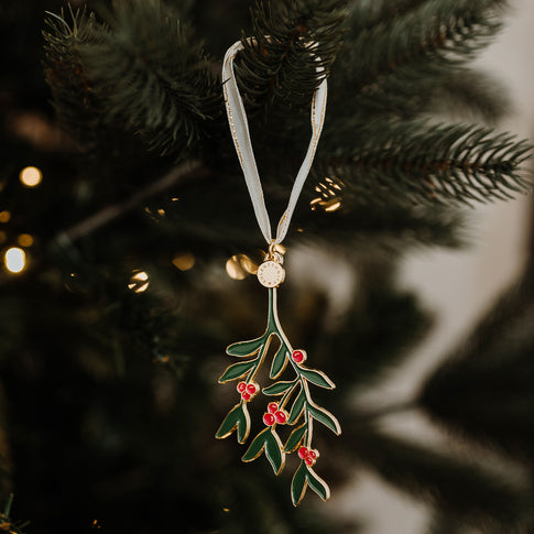 Baumschmuck Mistelzweig hängt am Weihnachtsbaum | Eulenschnitt 