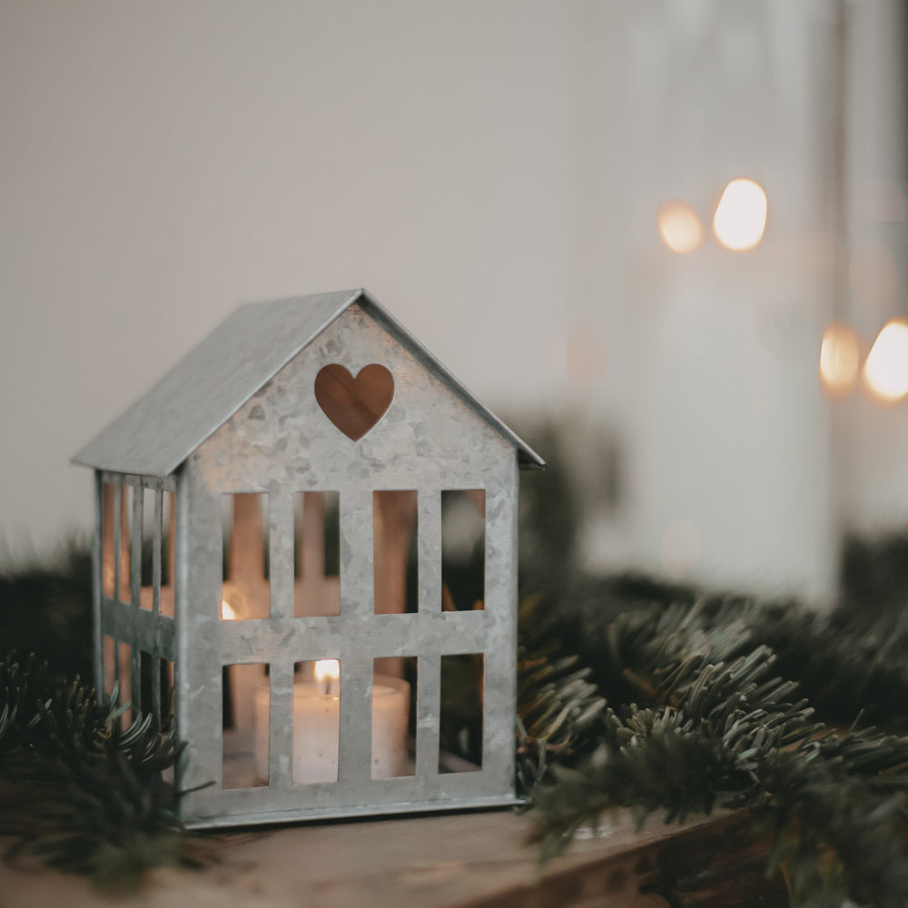 Charmantes Metallhaus mini – Zeitlose Deko in Silber