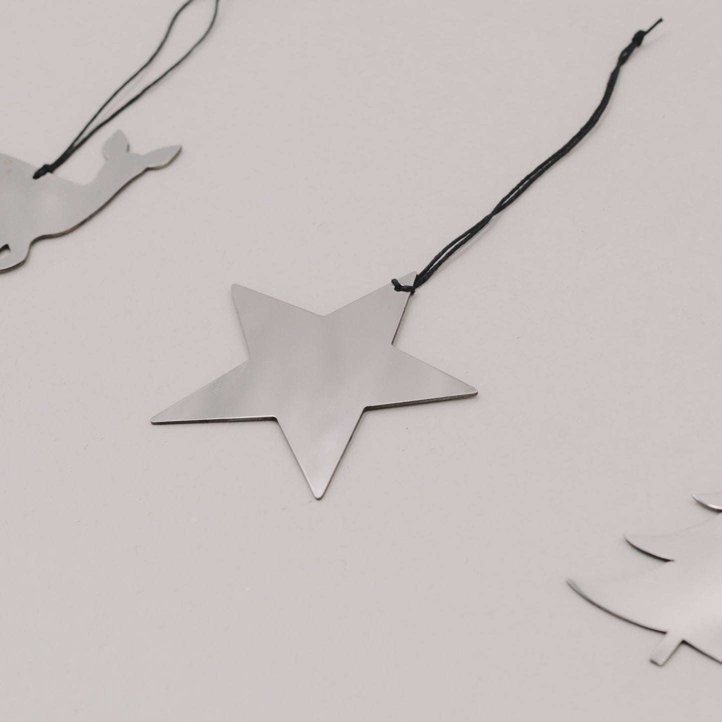 Stern-Anhänger aus silberfarbenem Metall mit schwarzem Band