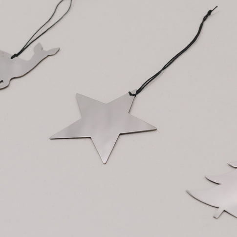 Stern-Anhänger aus silberfarbenem Metall mit schwarzem Band