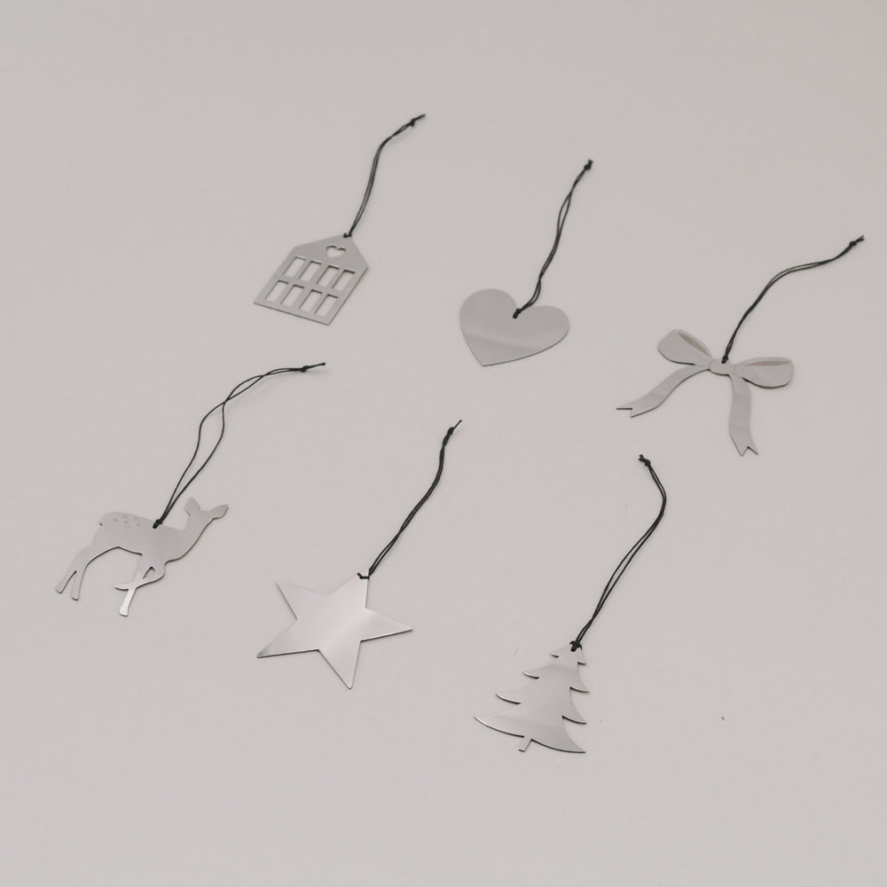 Sechs silberne Weihnachtsanhänger mit Band in Stern-, Herz- und Tierform