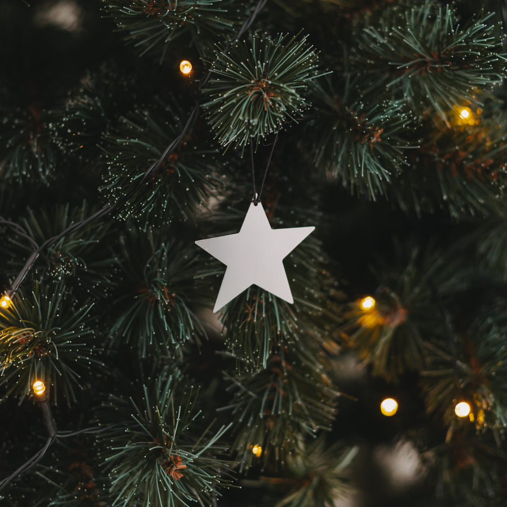 Silberne Sternanhänger – Stilvolle Weihnachtsdeko