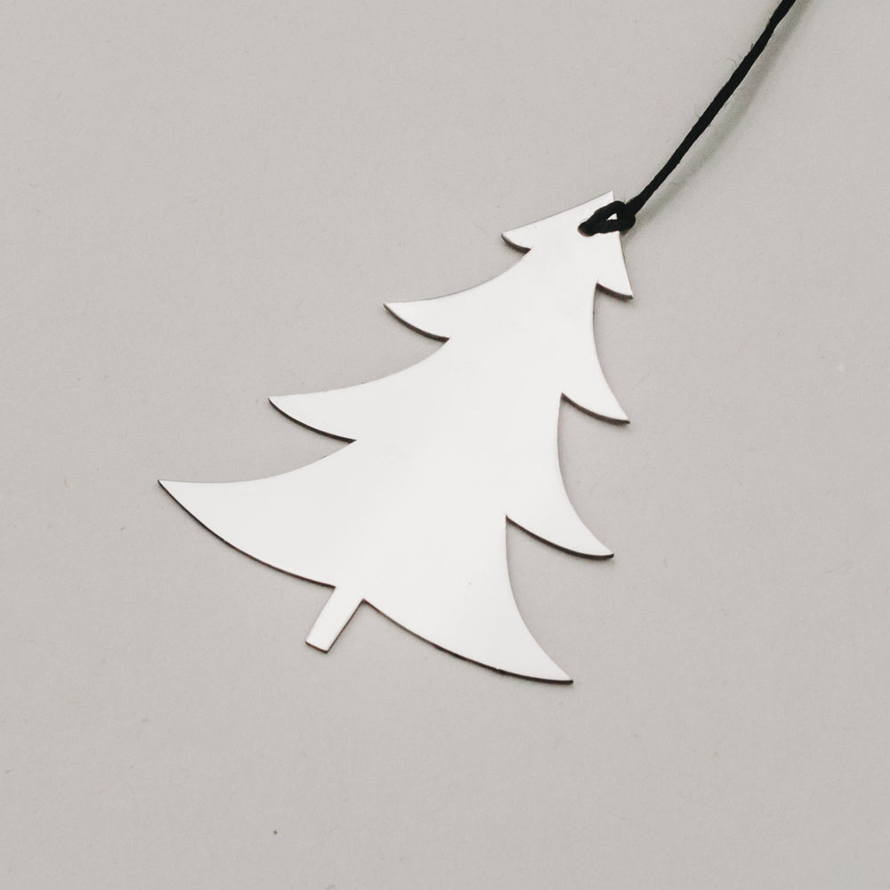 Detailaufnahme von silberner Metalltanne mit schwarzer Schnur, zeigt reflektierende Oberfläche.