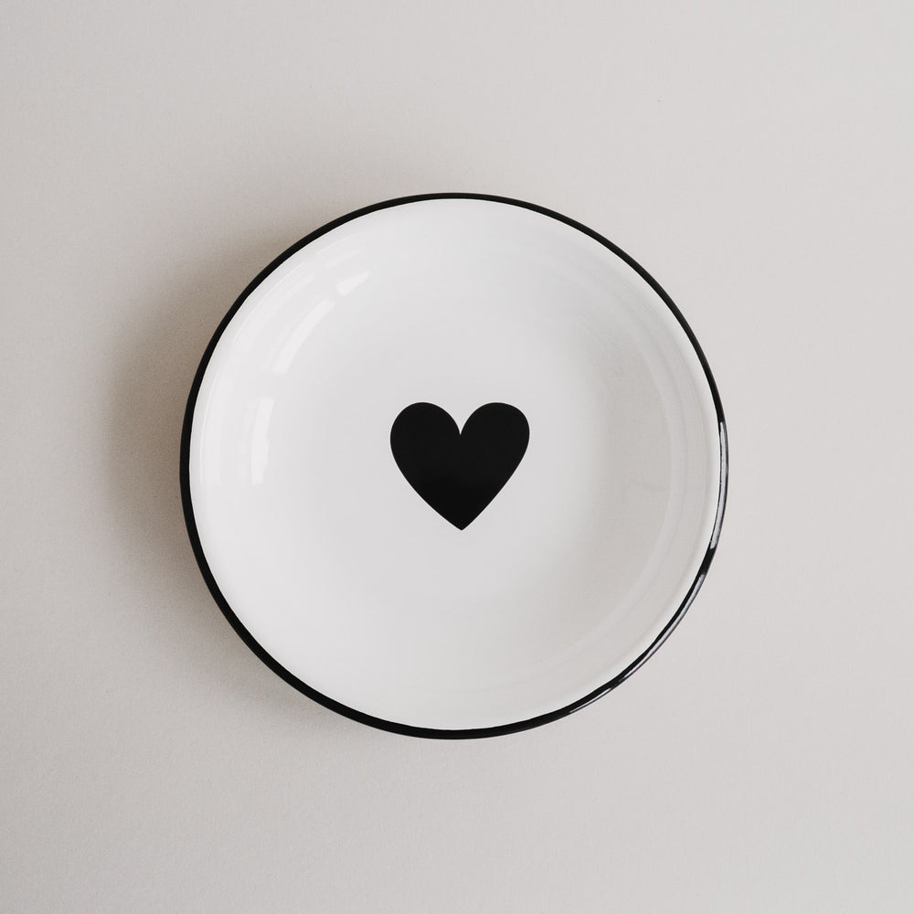 Emaille Frühstücksteller Herz in Off-White mit schwarzem Herzmotiv – minimalistisches Design von Eulenschnitt.
