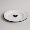 Emaille Speiseteller Herz in Off-White mit schwarzem Herzmotiv – stilvolles, minimalistisches Design.
