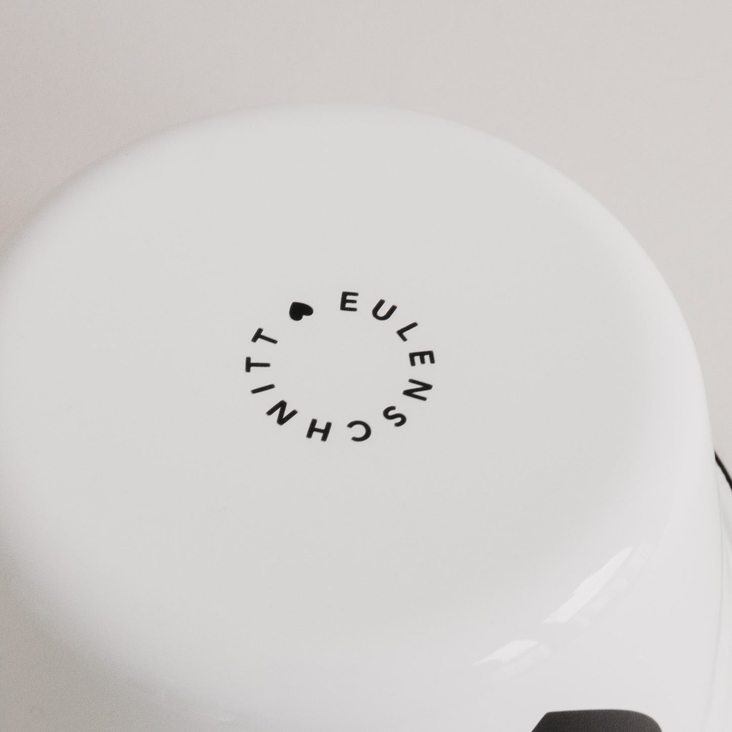 Unterseite der Emaille Schale Herz mit Eulenschnitt Logo – stilvolles Detail im minimalistischen Look.