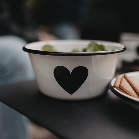 Emaille Schale Herz in Off-White mit grünem Salat, robust und elegant für Picknick oder Camping.