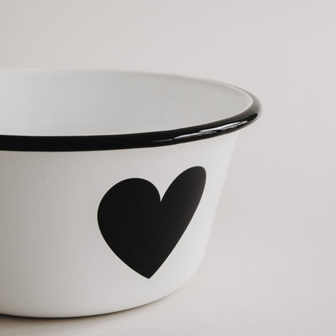 Detailaufnahme der Emaille Schale Herz – schwarzes Herzmotiv und glänzender schwarzer Rand.