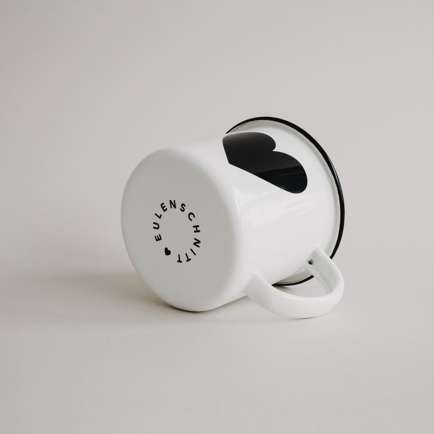 Unterseite der Emaille Tasse Herz mit Eulenschnitt Logo – schlichtes, stilvolles Detaildesign.
