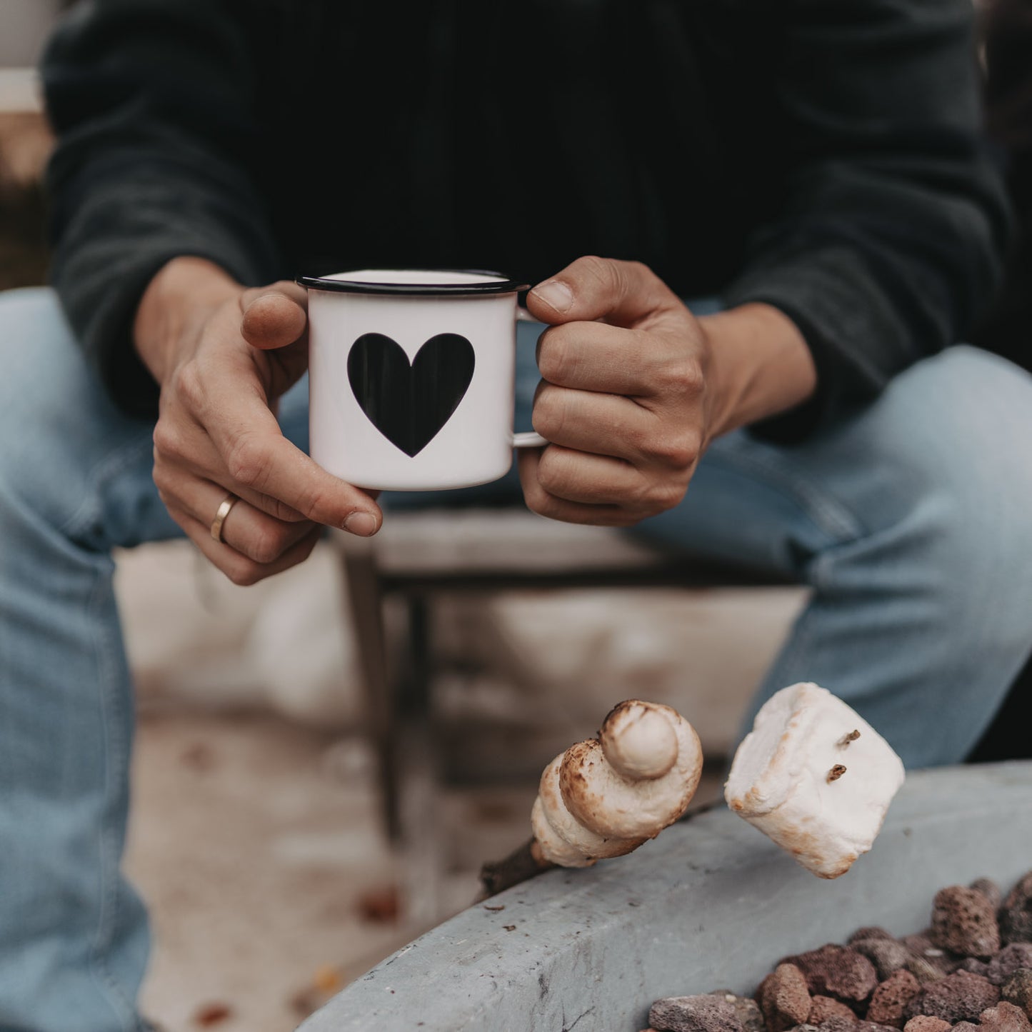 Emaille Tasse Herz in der Hand, Marshmallows am Stock – perfekte Kombination für Lagerfeuerabende.
