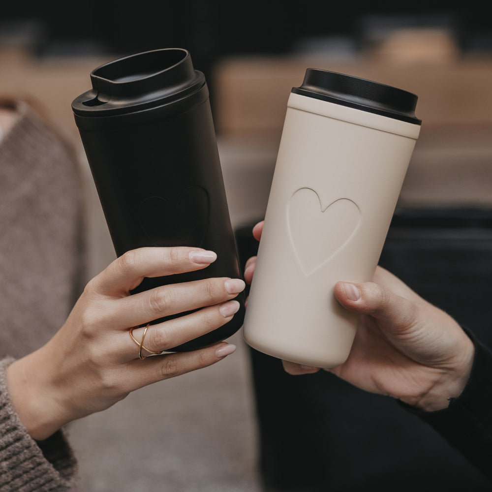 To-go Becher Herz creme – stilvoll & praktisch