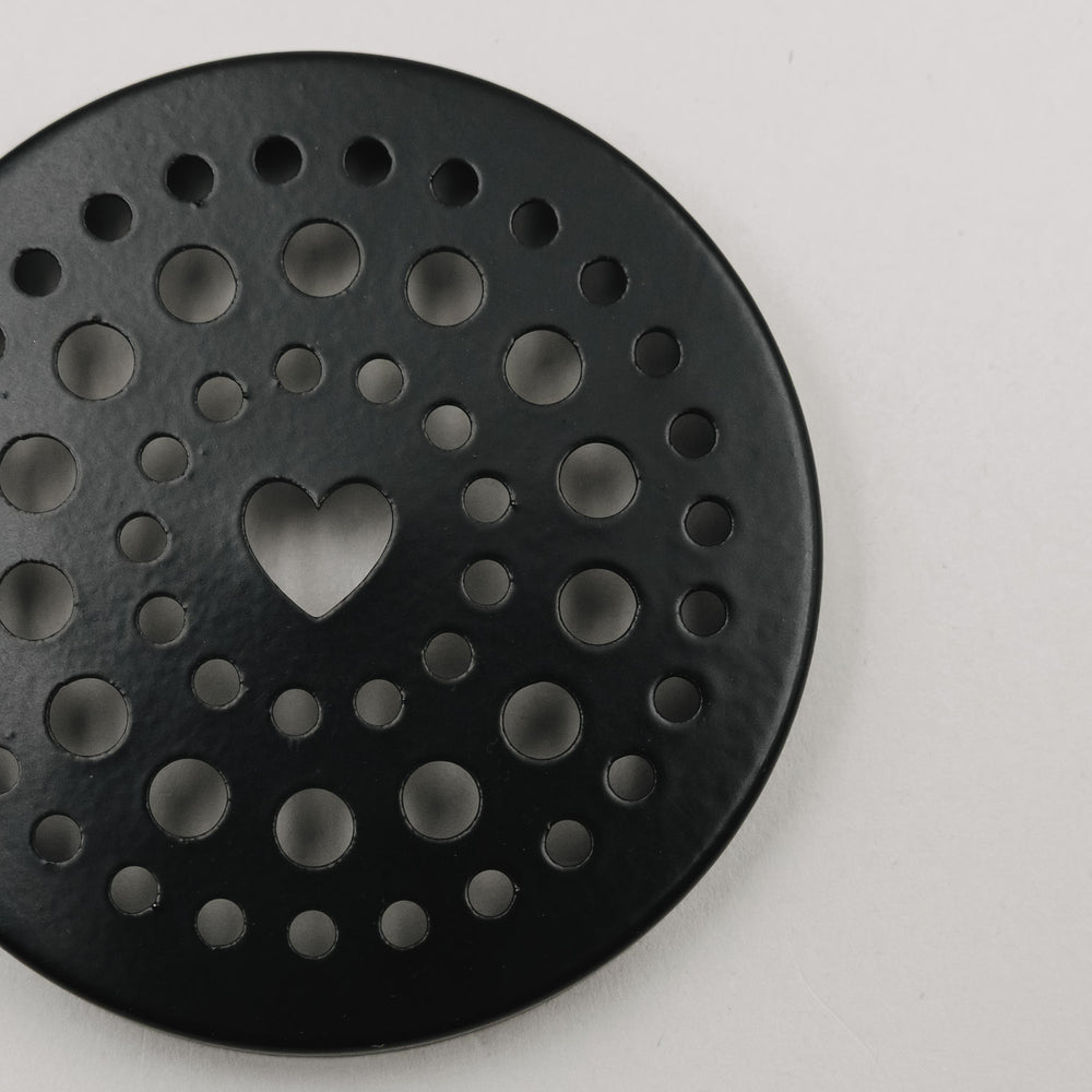 Detailaufnahme des schwarzen Lochdeckels mit Herz-Ausschnitt für den Mini-Blumenhalter von Eulenschnitt.