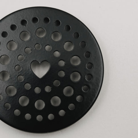 Detailaufnahme des schwarzen Lochdeckels mit Herz-Ausschnitt für den Mini-Blumenhalter von Eulenschnitt.