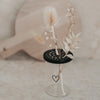 Mini-Blumenhalter aus Glas mit schwarzem Deckel und Trockenblumen, verziert mit Herzmotiv von Eulenschnitt.