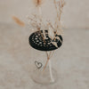 Glas-Blumenhalter mit schwarzem Lochdeckel und Trockenblumen, minimalistisches Herzdesign von Eulenschnitt.