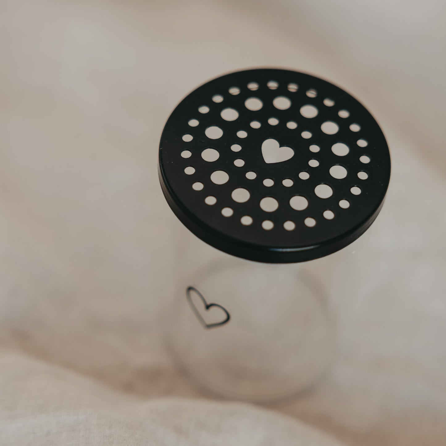 Schwarzer Lochdeckel des Mini-Blumenhalters mit Herz-Ausschnitt, modernes Deko-Design von Eulenschnitt.