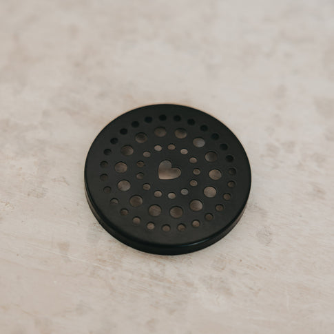 Schwarzer Metall-Lochdeckel mit Herz-Ausschnitt, passend für den Mini-Blumenhalter von Eulenschnitt.