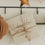 Detail Adventskalender Tanne Metall mit Karte „Weihnachten“, Geschenk und dekorativen Anhängern