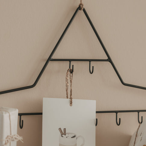 Detail Adventskalender Stern Metall mit Karte, Haken und minimalistischer Weihnachtsdekoration