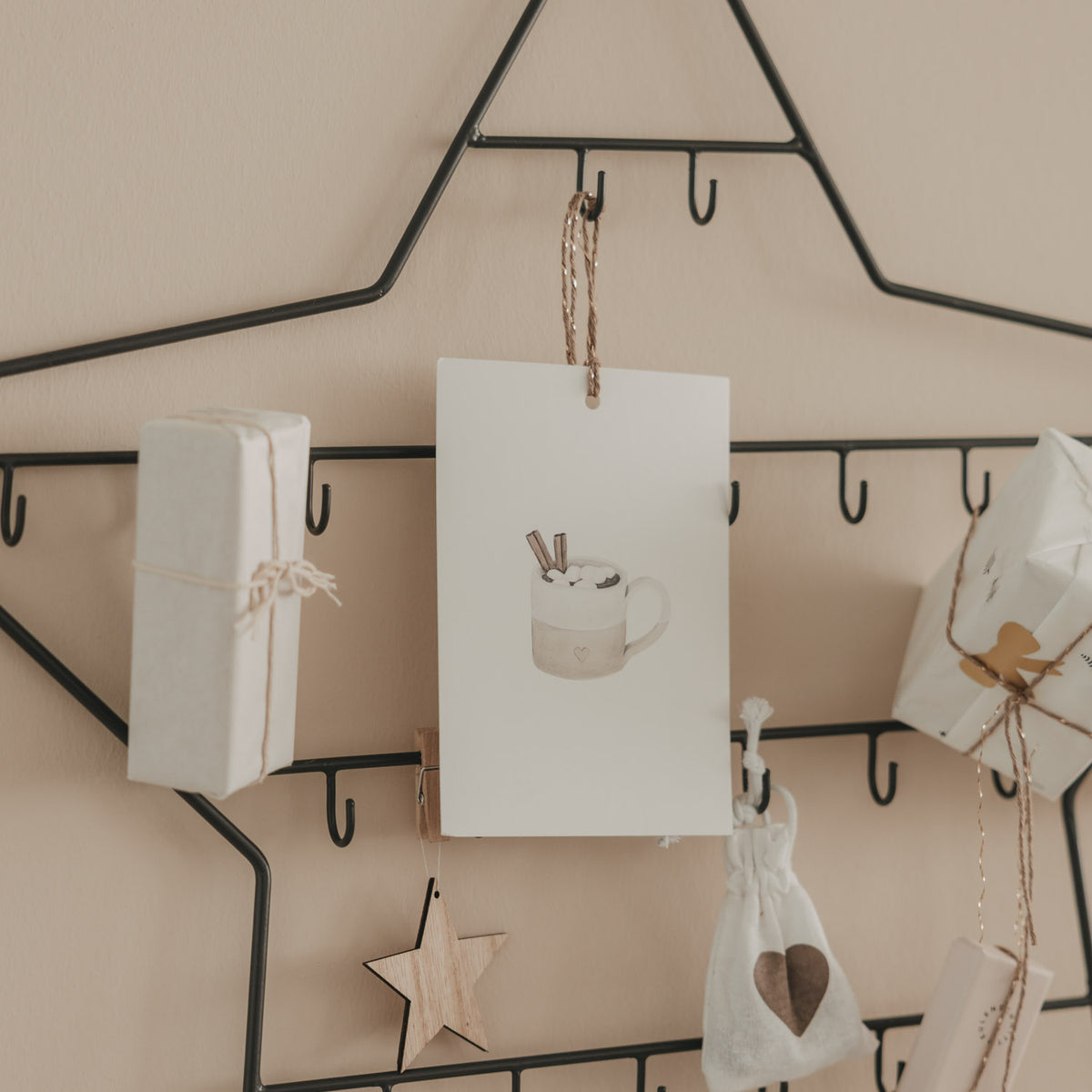 Adventskalender Stern klein mit Geschenken und Anhängern, stilvoll und schlicht dekoriert