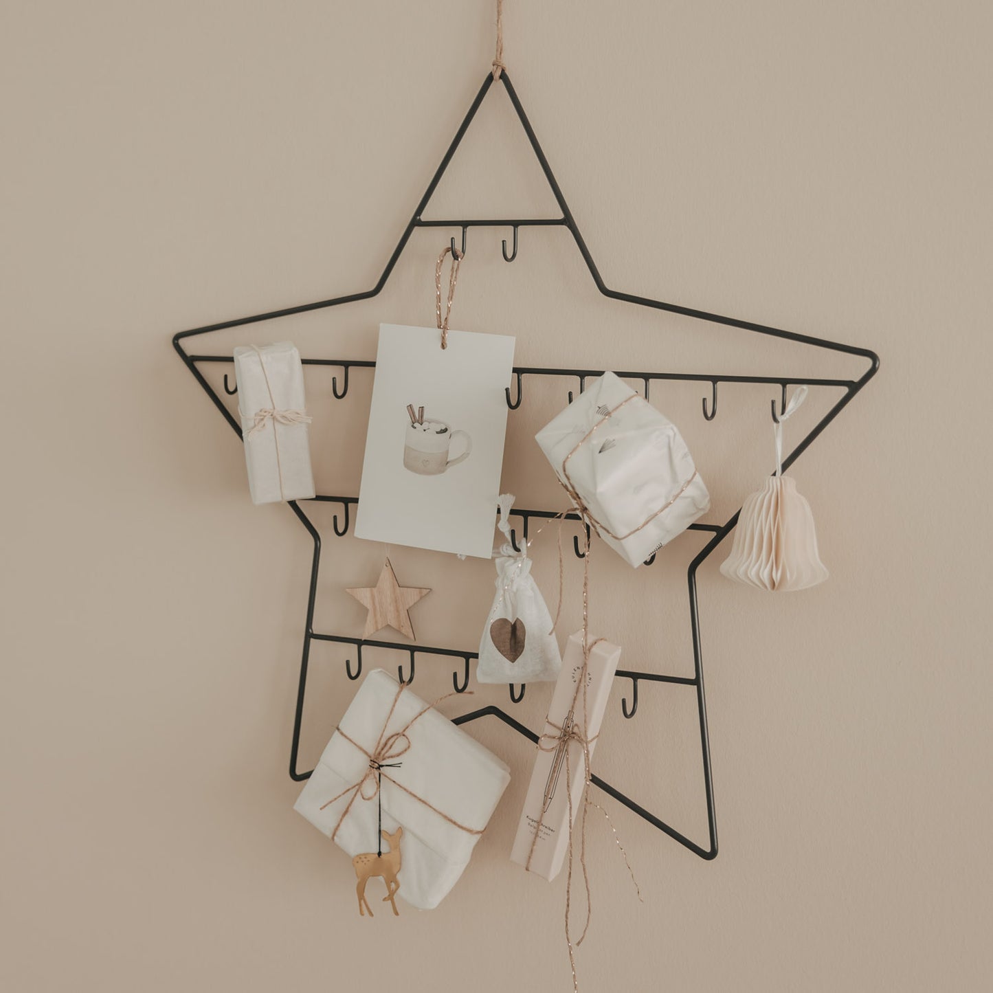 Kleiner Metall Adventskalender Stern zum Befüllen, dekoriert mit Geschenken und weihnachtlichen Anhängern