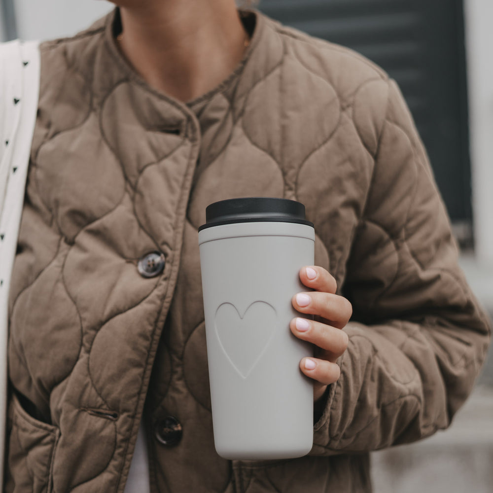 To-go Becher Herz braun – stilvoll & modern