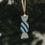 Christbaumschmuck Bonbon blau-weiß gestreift, goldene Details, am Weihnachtsbaum
