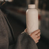 Cremefarbene Trinkflasche Herz 500 ml  mit passendem Schraubverschluss und geprägtem Herzmotiv