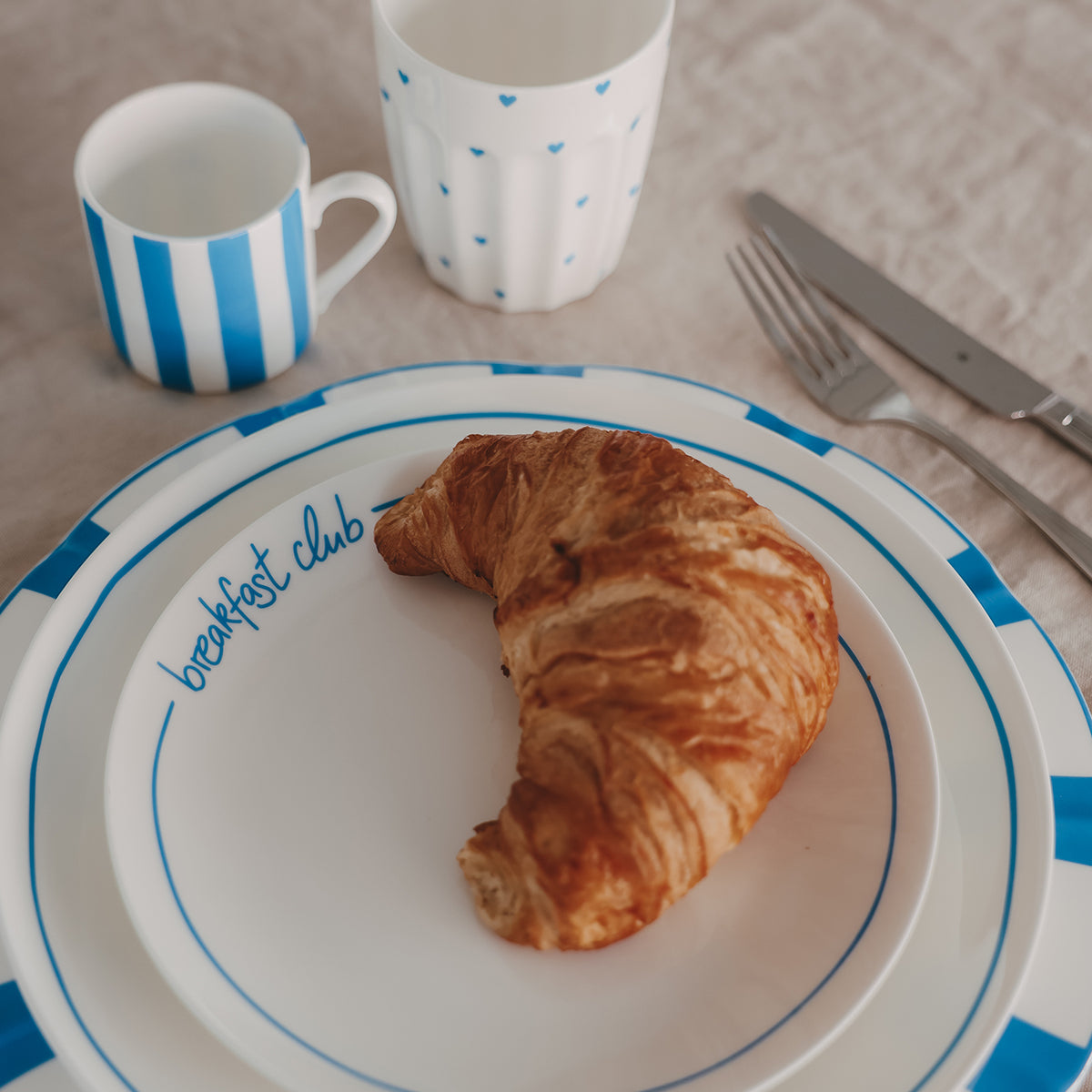 Breakfast Club Teller hellblau – leicht & stilvoll
