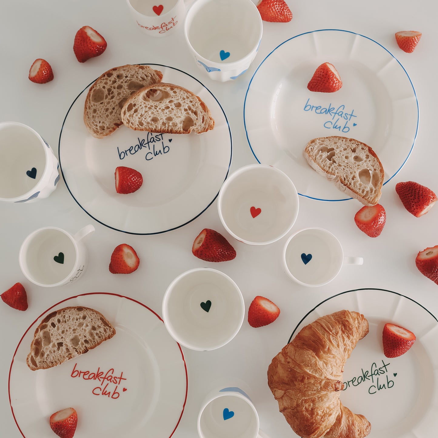 Frühstücksteller „breakfast club“ in verschiedenen Farbvarianten kombiniert mit passenden Tassen – liebevoll arrangiert mit Gebäck und frischen Erdbeeren.