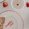 Frühstücksteller „breakfast club“ in Rot mit Wellenrand – liebevolles Detail mit Erdbeeren