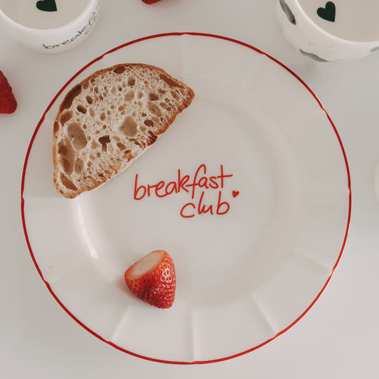 Frühstücksteller „breakfast club“ in Rot – moderner Teller mit handgeschriebenem Schriftzug und feinem Rand
