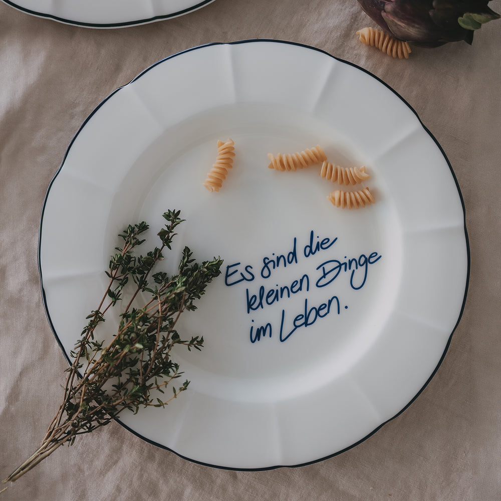 Fine Bone Teller dunkelblau – Statement