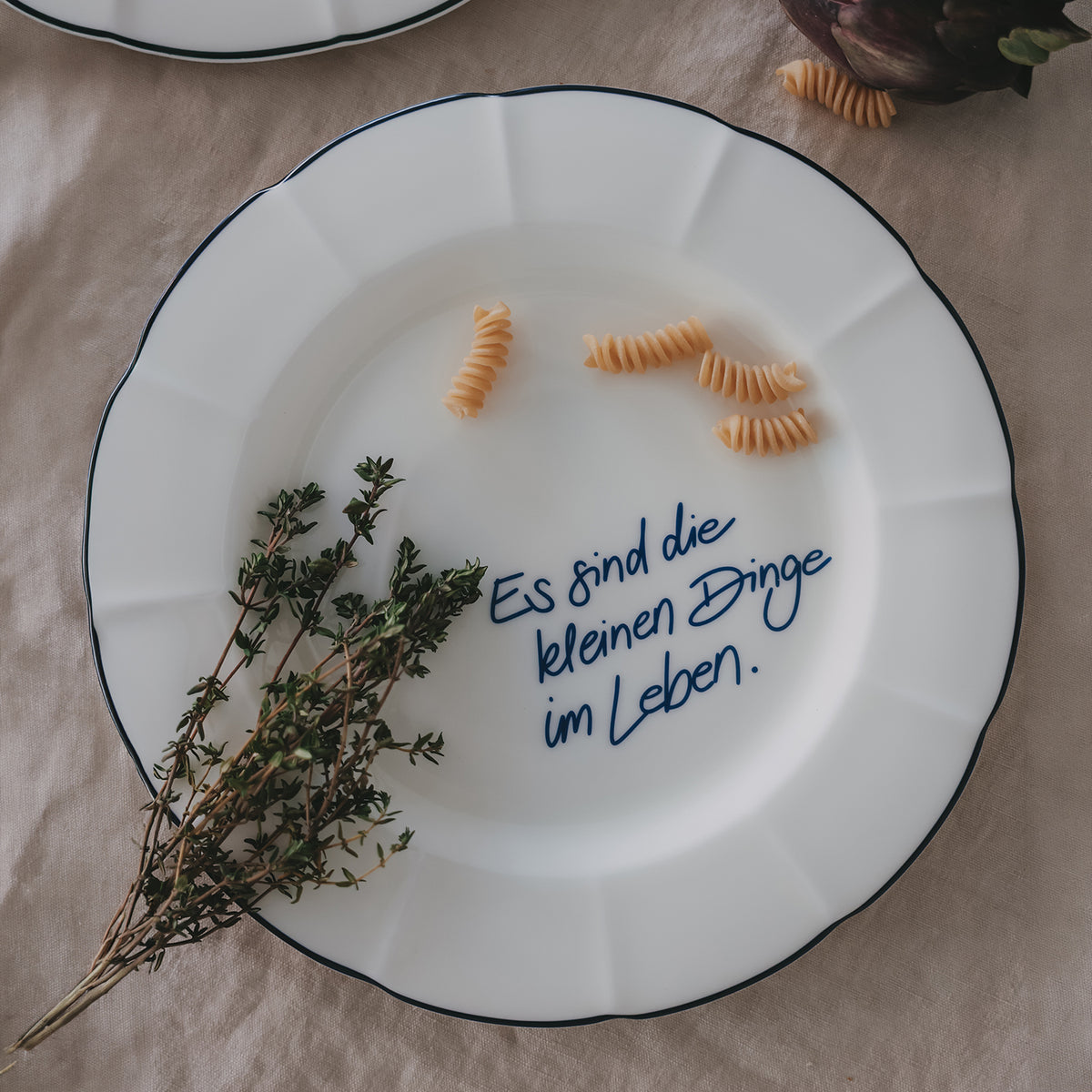 Fine Bone Teller dunkelblau – Statement