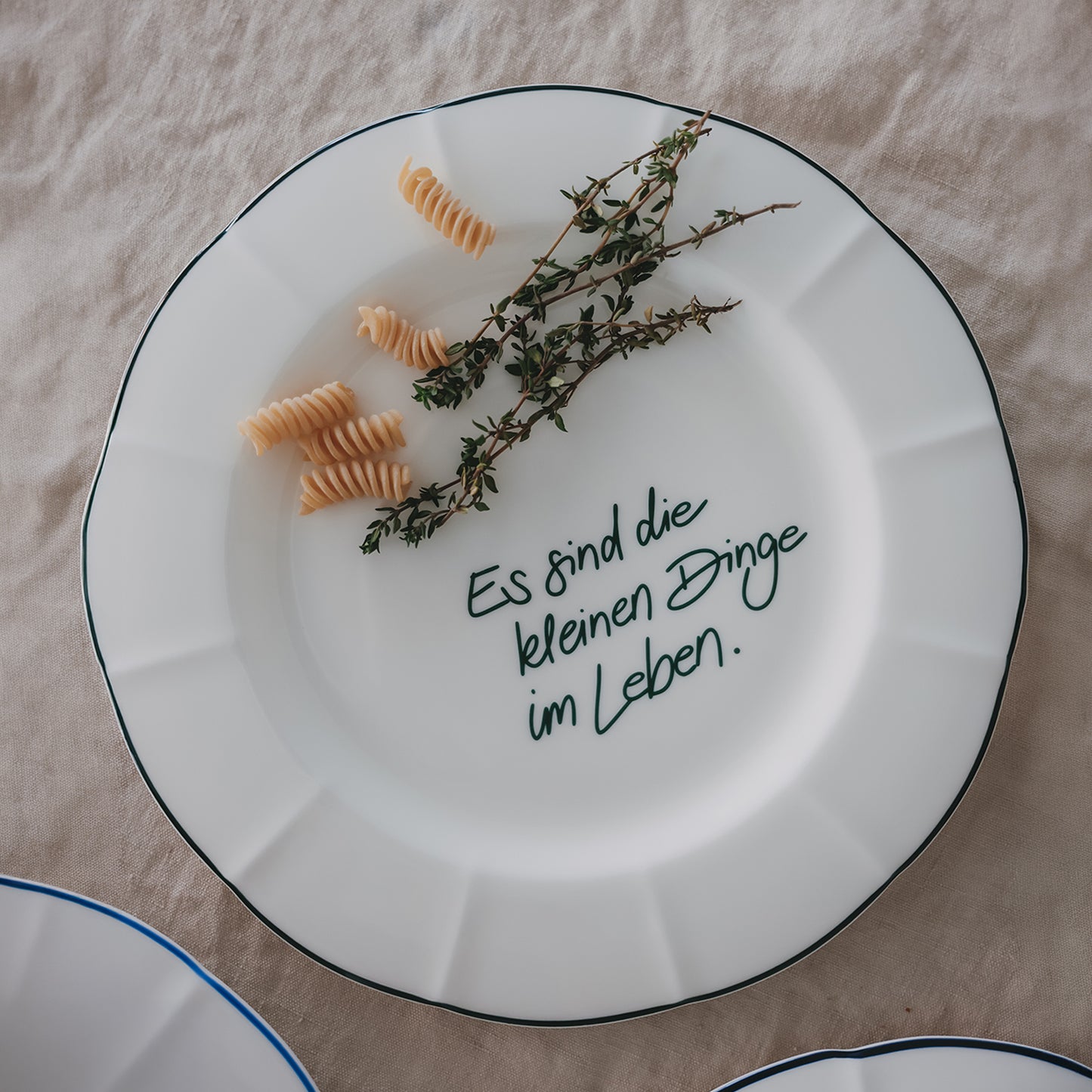 Speiseteller „Es sind die kleinen Dinge im Leben“ in Grün – dekoriert mit Kräutern und Pasta