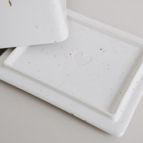 Detail Butterdose mit Herz-Prägung, weiße Keramik mit feinen Sprenkeln, schlichtes Design