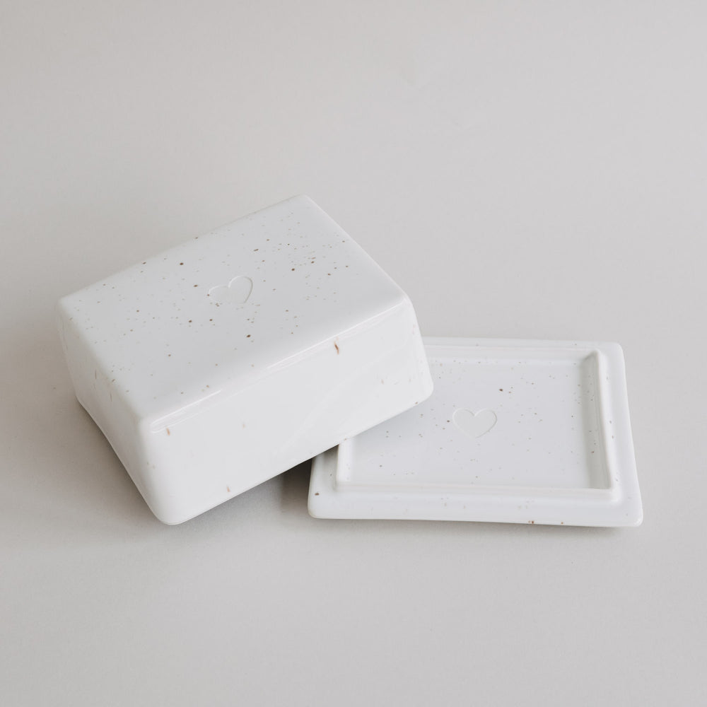 Butterdose aus Keramik mit Herz-Detail, Deckel und Teller im minimalistischen Look