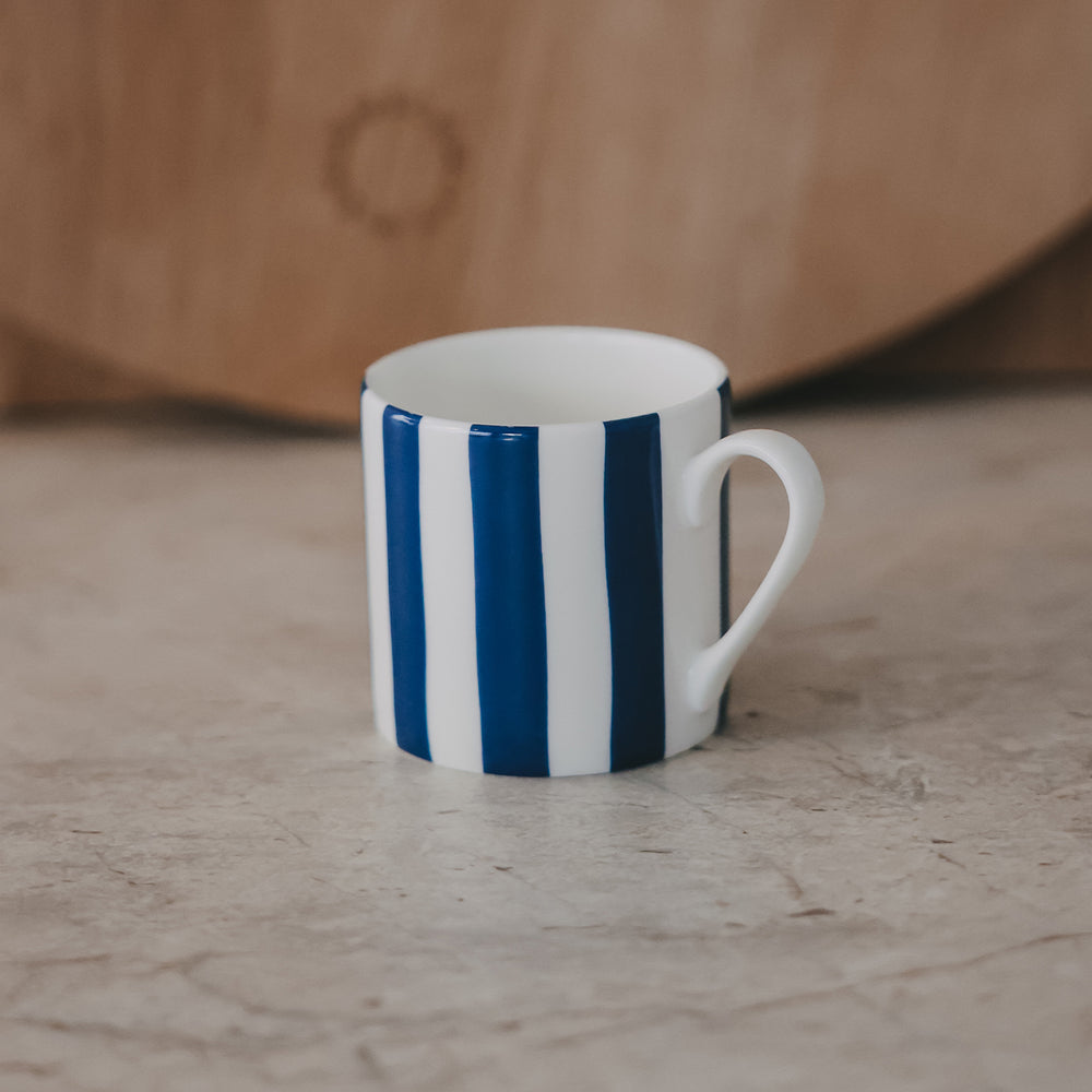 Fine Bone Tasse blau gestreift – klein & edel