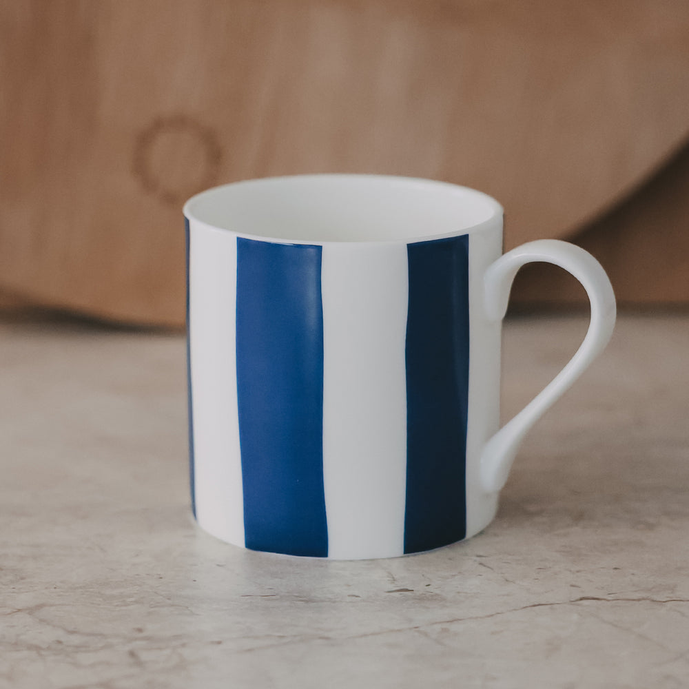 Fine Bone Tasse – Streifen & Herzdetail