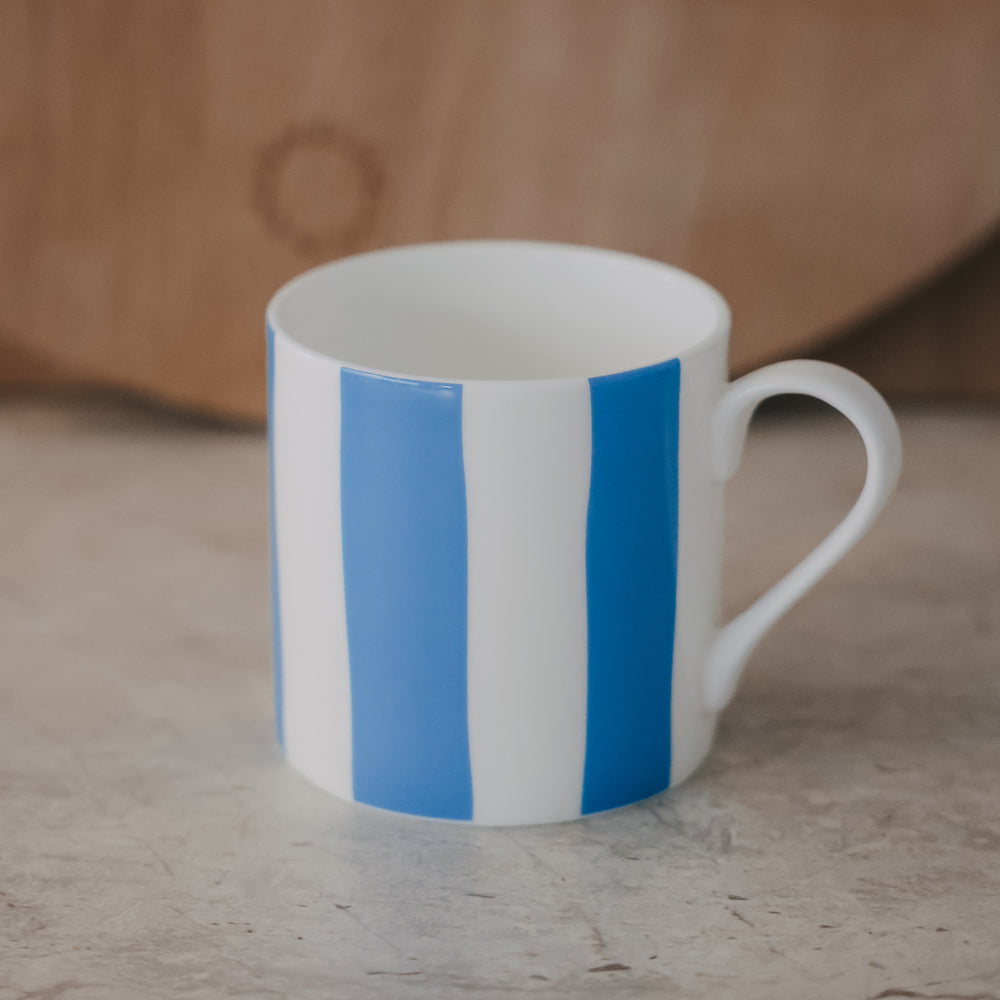 Fine Bone Tasse – hellblau & gestreift