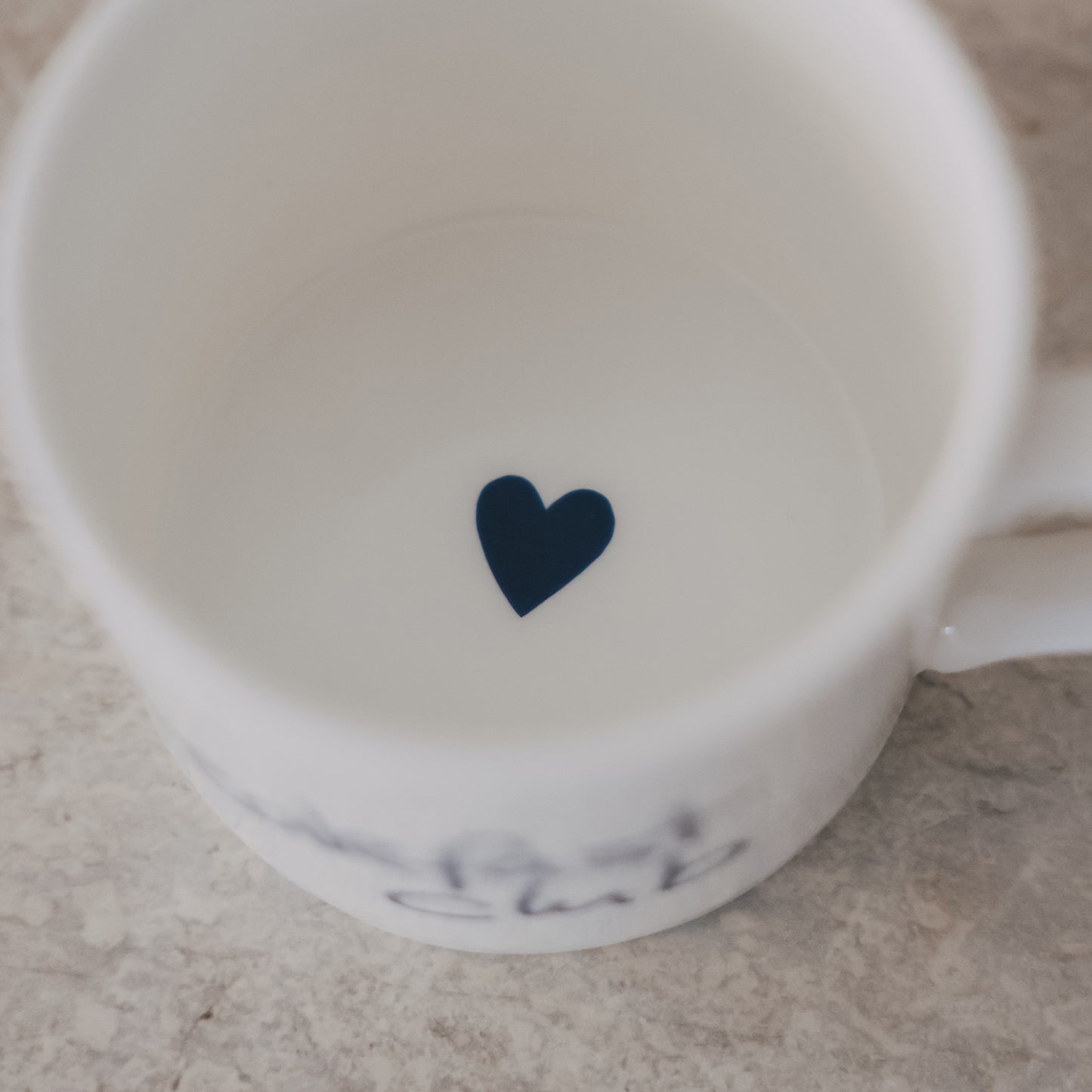 Innenseite der Tasse mit kleinem dunkelblauen Herz in der Mitte